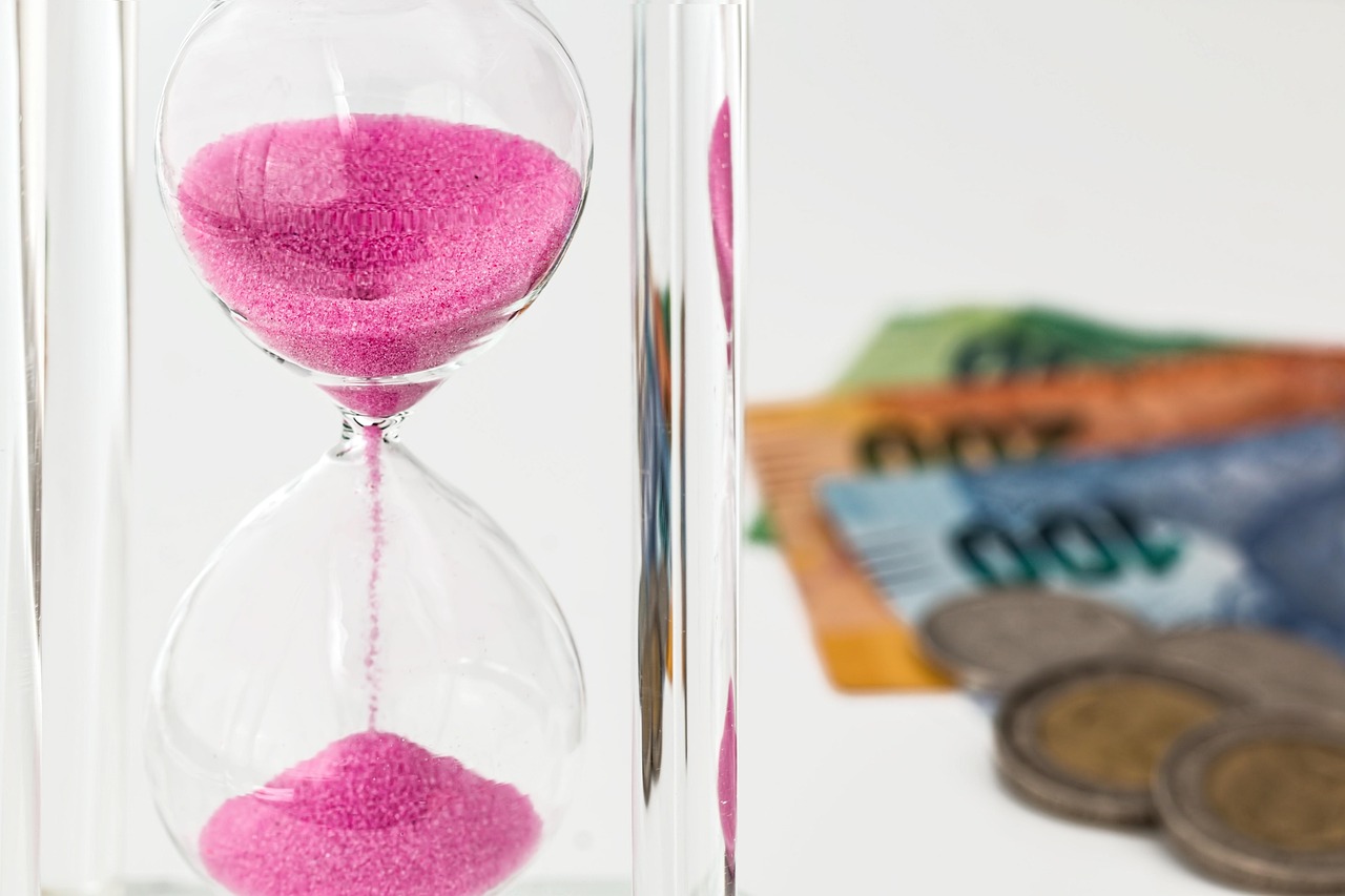 Hourglass, money, time — Accessing Forex Markets Smoothly Through Metatrader 4 Webtrader